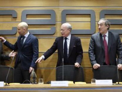 Jaime Garc&iacute;a-Legaz, secretario de Estado de Comercio, segundo por la izquierda, Jos&eacute; Luis Feito, presidente del Instituto de Estudios Econ&oacute;micos, Juan Rosell, presidente de la CEOE, y Jos&eacute; Mar&iacute;a Lacasa, secretario general de la CEOE.