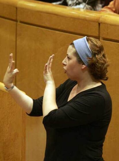 Una intérprete del lenguaje de signos en una sesión del Senado.