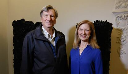 John Bailey, presidente de la Academia de Hollywood, y Dawn Hudson, consejera delegada de la institución, ayer en Madrid.