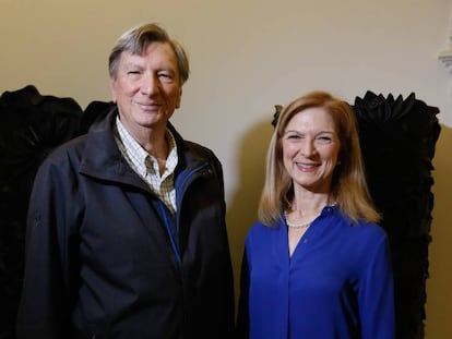 John Bailey, presidente de la Academia de Hollywood, y Dawn Hudson, consejera delegada de la institución, ayer en Madrid.