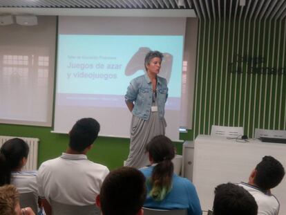 Verónica López, de Afi Escuela de Finanzas, imparte un taller sobre el peligro de la ludopatía a adolescentes.