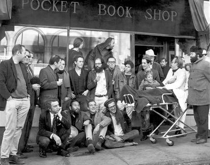 Diciembre de 1965, reunión de poetas en la librería City Lights de San Francisco. De arriba a bajo, de izquierda a derecha: Stella Levy, Lawrence Ferlinghetti, Donald Schenker, Michael Grieg, persona sin identificar, Mike Gibbons, David Miltger, Michael McClure, Allan Ginsberg, Dan Langton, Steve Brostan, Gary Goodraw y su hijo, Richard Brautigan. Sentados: persona sin identificar, Shig Murao, Lew Welch, Peter Orlovsk.