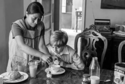 Cleo (Yalitza Aparicio) prepara el desayuno al más pequeño de los hermanos.