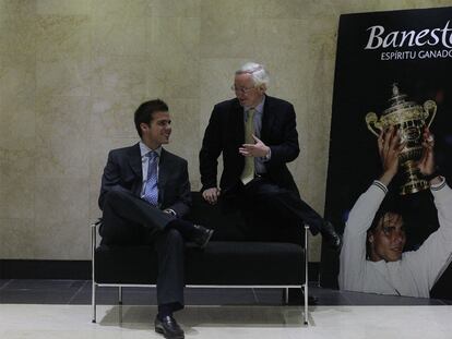 Gonzalo Alonso Tejuca aconseja al joven Eduardo Cosín.