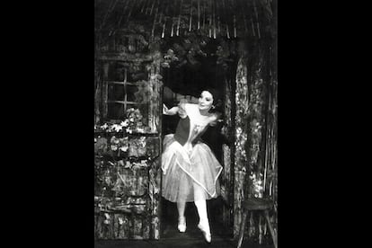 Salida de Alicia Alonso en el primer acto de &lsquo;Giselle&rsquo;. &Oacute;pera de Par&iacute;s, 1972.