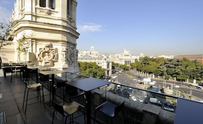 Algunas azoteas guardan historia. Como la ubicada en lo alto del Palacio de Comunicaciones, antigua sede de Correos y, actualmente, del Ayuntamiento de Madrid. La sexta planta acoge un restaurante con terraza y carta donde predominan productos castellano-manchegos y de la huerta de Adolfo Muñoz. Hay una segunda terraza reservada a 'snacks' y combinados, cuya entrada cuesta 4,50 euros (6 euros a partir de las 18.00) que se descuentan posteriormente en la consumición. Una planta más arriba está el mirador (entrada 2 euros; niños 50 céntimos y gratis el primer miércoles de mes). Dirección: plaza de Cibeles, 1. +34 915 23 14 54. www.adolfo-palaciodecibeles.com.