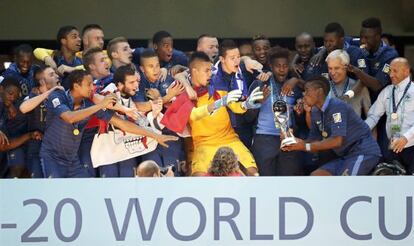 Los jugadores franceses recogen el título