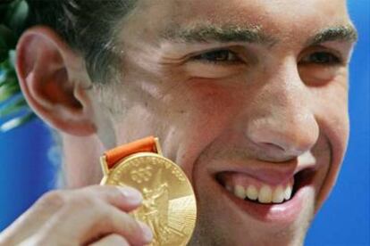 Phelps, con la medalla de oro conquistada en los 200 estilos en los Juegos de Atenas.