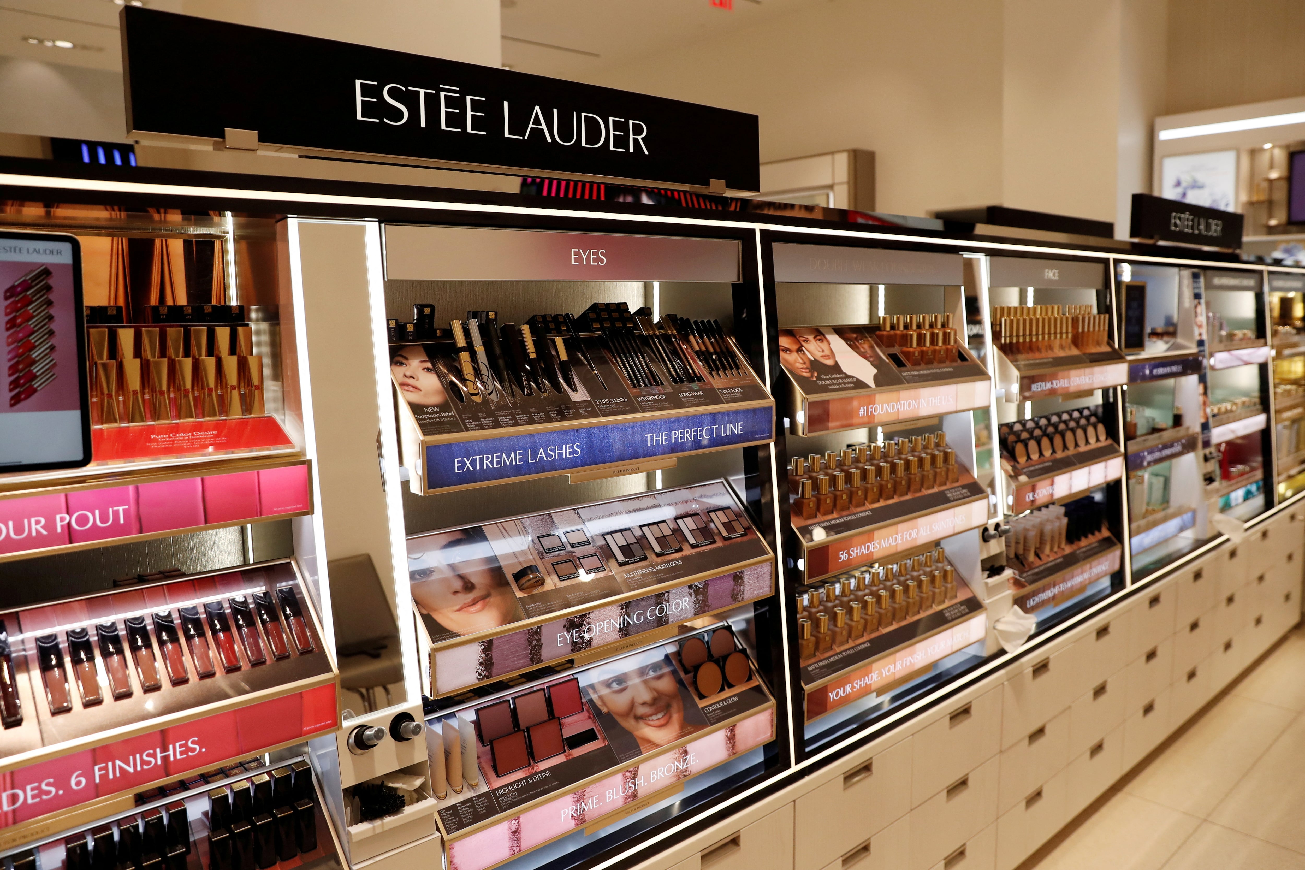 Productos de Estee Lauder, en una tienda, en Nueva York.
