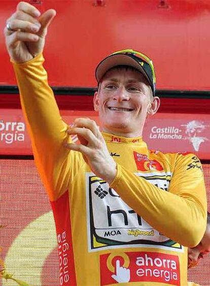 André Greipel se enfunda el jersey amarillo tras ganar su segunda etapa.