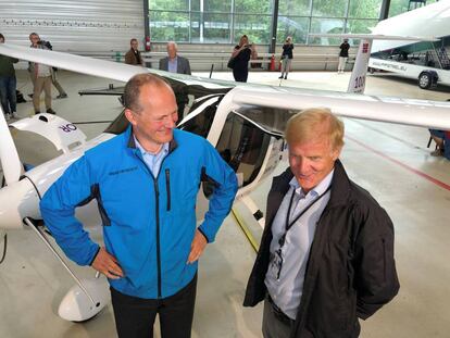 Los pasajeros del primer vuelo de prueba junto al avión eléctrico