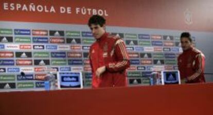 Javi Martínez y Koke, antes de una rueda de prensa. Detrás, un panel con algunos de los principales patrocinadores de la selección española de fútbol.