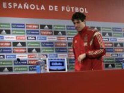 Javi Mart&iacute;nez y Koke, antes de una rueda de prensa. Detr&aacute;s, un panel con algunos de los principales patrocinadores de la selecci&oacute;n espa&ntilde;ola de f&uacute;tbol.