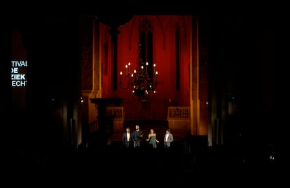 Inés Alonso, Oriol Guimerà, Jorge Losana y Víctor Cruz, integrantes de Cantoría, cantan una ensalada de Mateo Flecha en la Pieterskerk de Utrecht.