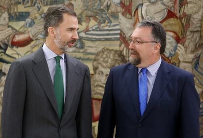  El rey Felipe VI recibe en el Palacio de la Zarzuela al diputado de Foro Asturias, Isidro Martínez Oblanca (d), en la primera jornada de su ronda de contactos para buscar candidato a la investidura. 