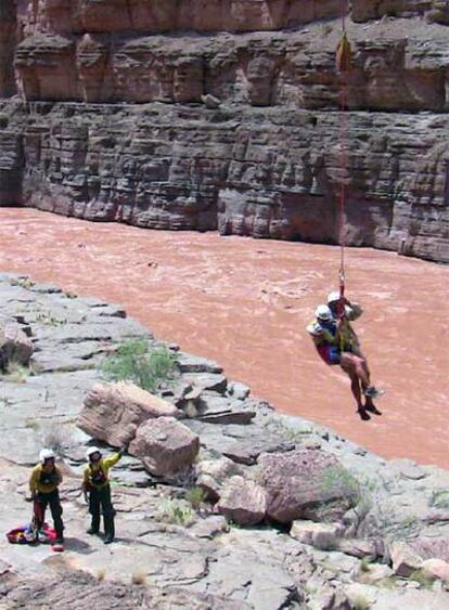 Un turista que hacía 'rafting' en el Gran Cañón del Colorado es evacuado por un helicóptero tras romperse una presa.