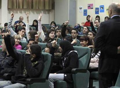 Alumnos del instituto Emilio Castelar de Madrid, durante la charla de ayer sobre redes sociales.