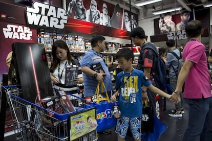 Compradores de productos de 'Star Wars' en una juguetería en Hong Kong.