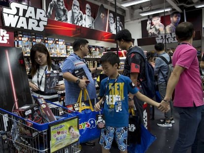 Compradores de productos de 'Star Wars' en una juguetería en Hong Kong.