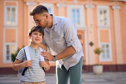 Es natural que los progenitores sientan miedo porque su hijo sufra o lo pase mal, pero es crucial que sean un ejemplo de calma y seguridad.