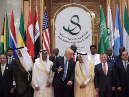 El presidente de EE UU acusa a Irán de avivar el terror en su discurso en Riad ante medio centenar de dirigentes suníes