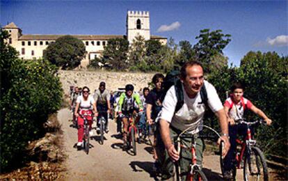 Participantes en la protesta en bicicleta, ayer, con el convento al fondo.