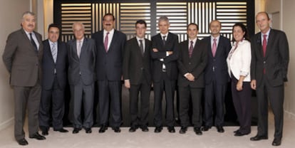 De izquierda a derecha: José Bogas (director general de Endesa), Antonio Llardén (presidente de Enagás), Pedro Rivero (presidente de Unesa), Francisco Álvarez-Ossorio (KPMG), Álvaro Nadal (diputado del PP), Javier Moreno (director de EL PAÍS), Pedro Marín (secretario de Estado de Energía), Luis Atienza (presidente de REE), Elena Pisonero (KPMG) y Miguel Martínez (Repsol).
Técnicos de REE reparan desde el aire líneas de transporte eléctrico.