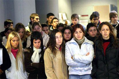 Estudiantes de Derecho de la Universidad de Lleida, ayer durante el minuto de silencio en protesta por la muerte de Maria Isabel Bascuñana.