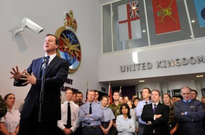 El primer ministro británico, David Cameron, habla ante los militares en Northwood, al norte de Londres.