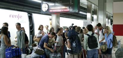 Viajeros de un tren AVE de Renfe.