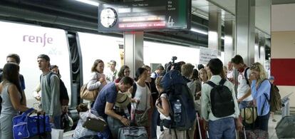 Viajeros de un tren AVE de Renfe. 