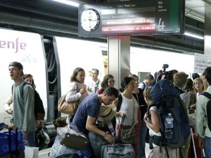 Viajeros de un tren AVE de Renfe. 