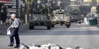 Blindados del Ejército libanés patrullan por las calles de Beirut, en octubre de 2012.