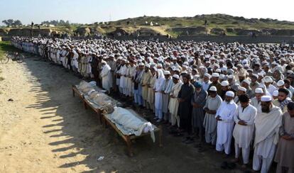 Funeral por los trabajadores paquistaníes secuestrados y asesinados por talibanes afganos, en Charsadda, Pakistán.