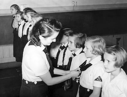 Revisión de uniformes en la Liga de Mujeres Alemanas (sección femenina de las Juventudes) en Berlín, en octubre de 1939.