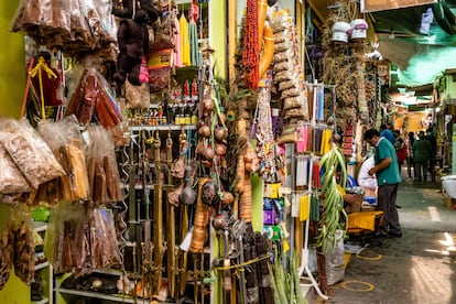 Un puesto del mercado de las Brujas de Lima (Perú).