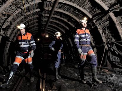 A group of visitors guided by a professional miner in Pozo Sotón, Asturias.