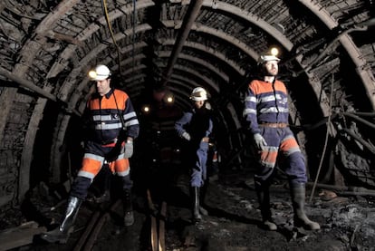 A group of visitors guided by a professional miner in Pozo Sotón, Asturias.