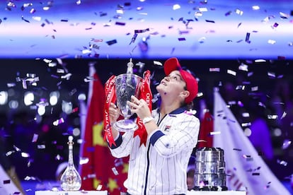 Barty posa con el trofeo de campeona en Shenzhen.