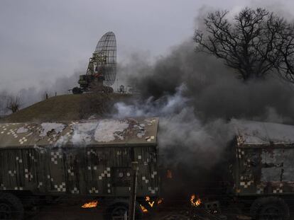 Daños tras el ataque aéreo sobre el aeropuerto militar ucraniano en Mariúpol.