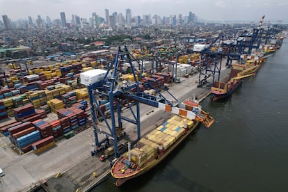 Buques cargados con contenedores en el puerto norte de Manila (Filipinas), este jueves.
