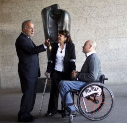 Pere Navarro (izquierda), Charo González y Juan Antonio Martínez, en el monumento a las víctimas.