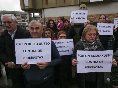 Vecinos de Baleira (Lugo) se concentraron el día 21 en repulsa por el caso de la niña violada en la localidad.