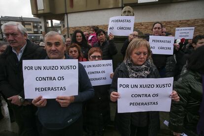 Vecinos de Baleira (Lugo) se concentraron el día 21 en repulsa por el caso de la niña violada en la localidad.