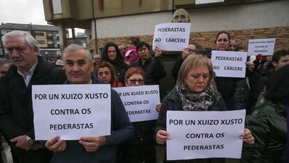 Vecinos de Baleira (Lugo) se concentraron el día 21 en repulsa por el caso de la niña violada en la localidad.