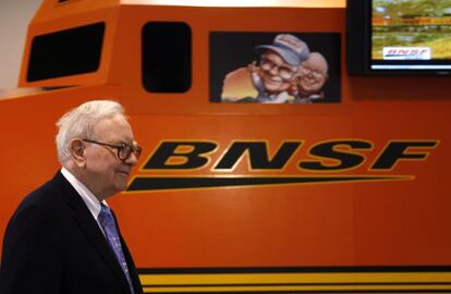 Tras adquirir la ferroviaria Burlington Northern Santa Fe, Warren Buffett lanzó acciones baratas para pequeños inversores.
