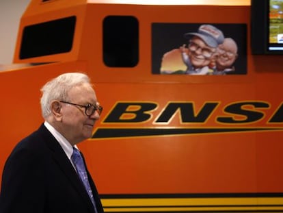 Tras adquirir la ferroviaria Burlington Northern Santa Fe, Warren Buffett lanz&oacute; acciones baratas para peque&ntilde;os inversores.