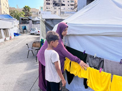 Sumaya al Kafarna fuera de su tienda de campaña en Al Rimal, un barrio al oeste de la ciudad de Gaza.