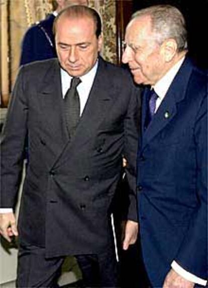 Berlusconi (izquierda), junto al presidente de la República Ciampi.