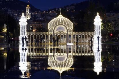 La Villa de Noel de Niza reconstruye un pueblo de montaña como de postal navideña en pleno centro, en el Jardín Alberto I: unas setenta cabañas que ofrecen productos de artesanía local, regalos y especialidades gastronómicas de la zona como la 'socca'; una noria; un tiovivo; una pista de patinaje. Todo profusa y festivamente alumbrado con bombillas, con villancicos como banda sonora. Para Fin de Año esta ciudad de la Costa Azul francesa ha preparado una Navidad cósmica: una iluminación temática inspirada en la conquista del espacio que encenderá plazas y avenidas, convirtiendo el famoso Paseo de los Ingleses en todo un espectáculo de luz y color.